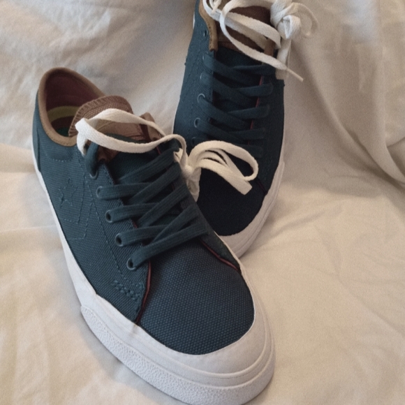Converse Chuck Taylor All Star with Lunarlon Insole. Mens 7.5, Women's 9.5.
